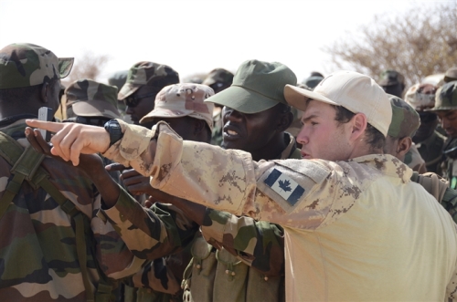 A member of the Canadian Special Operations Regiment instructs members of Niger's 22nd Battalion during Exercise Flintlock 2014.